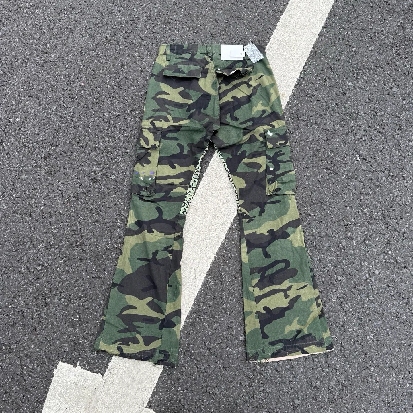 #8208 P260💰 GALLERY DEPT leopard print camouflage splash ink splicing overalls high street retro American casual trousers. Original purchased and patterned to truly restore the ultimate texture of Vintage. The whole splicing is in heavy water washing process. Craftsmen hand splash ink. You can see the details. Three-dimensional cutting version. Loose and comfortable. Not picky on the figure. Makes taller and slimmer. Seiko factory. Original quality control. Same style for men and women. Can be matched with couples. Versatile recommendation. Essential jeans for all seasons Color: Camouflage